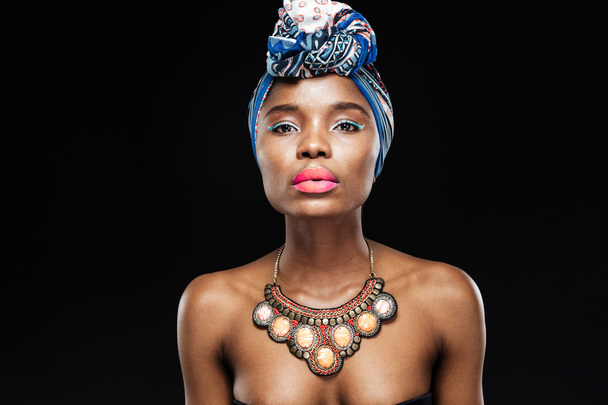 Крупный план портрета красивой африканской женщины в шале
 - Фото, изображение
