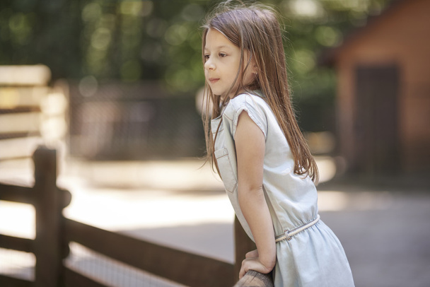 маленькая девочка, отводящая взгляд  - Фото, изображение