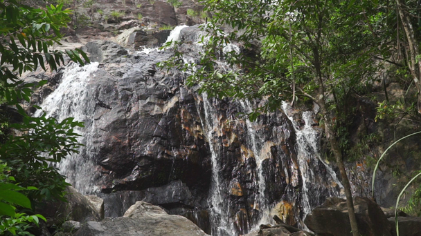Hoge waterval in de Thaise jungle, slow-motion video - Video
