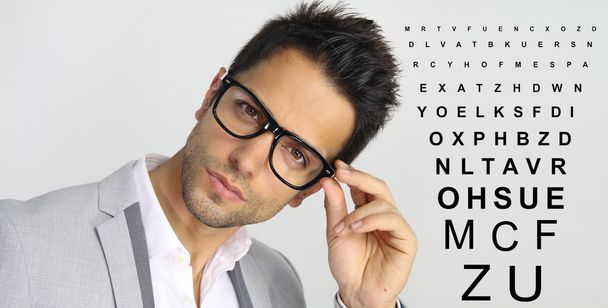 Optometrie - Mann hält seine Brille - Foto, Bild