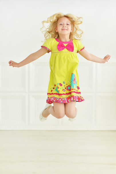 girl posing in bright dress - Foto, afbeelding