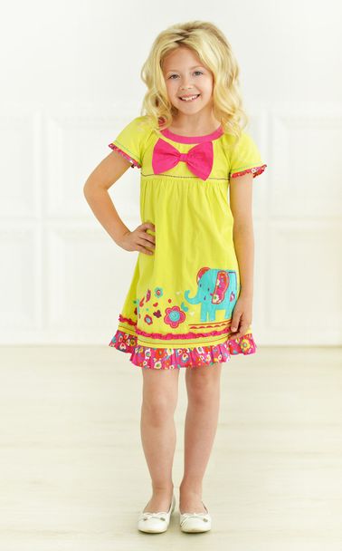 girl posing in bright dress - Foto, afbeelding