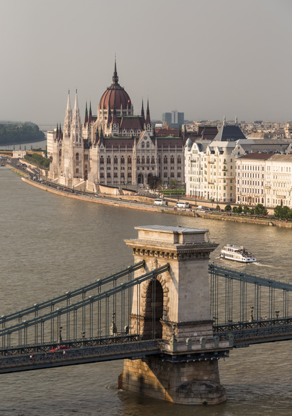  Budapestin parlamenttirakennuksen panoraama
 - Valokuva, kuva