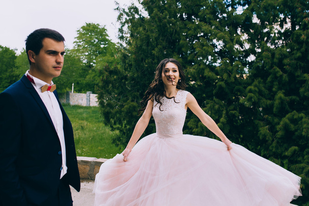 Recém-casados em uma caminhada de casamento
 - Foto, Imagem