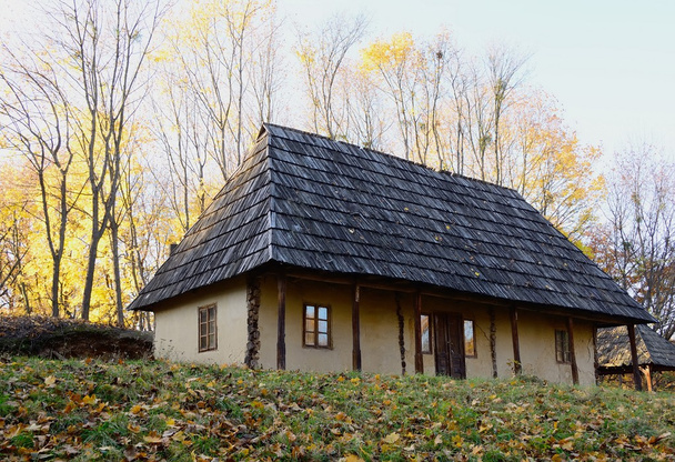 la vieja casa de madera en madera
 - Foto, imagen