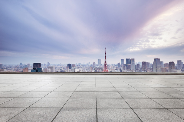 leere Straße mit Stadtbild und Skyline von Tokio - Foto, Bild