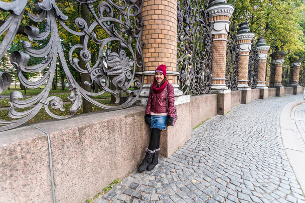 Девушка на улице Санкт-Петербурга
 - Фото, изображение