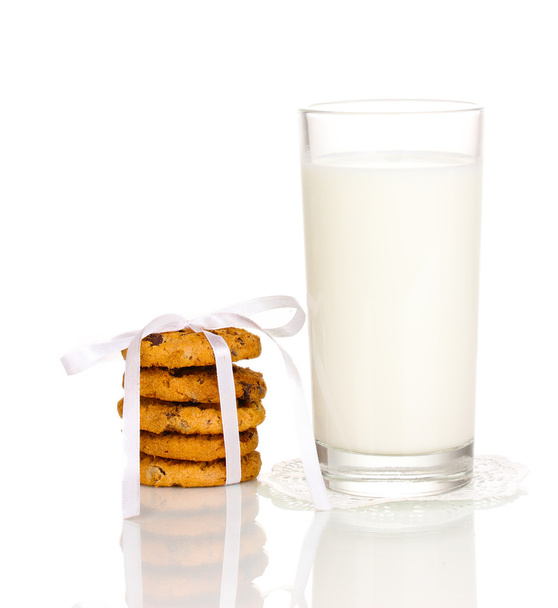 Glas Milch und Kekse isoliert auf weiß - Foto, Bild