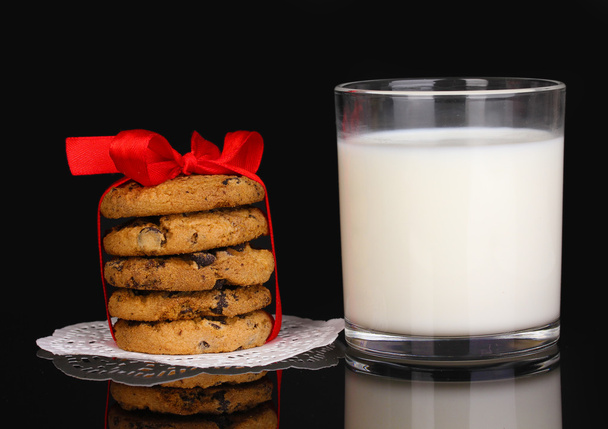 Glass of milk and cookies isolated on black - Foto, Imagem