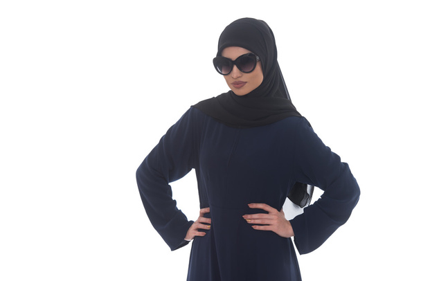 Bella giovane donna musulmana con occhiali da sole
 - Foto, immagini