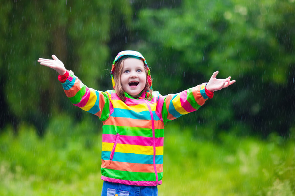 Dziecko, grając w deszczu - Zdjęcie, obraz