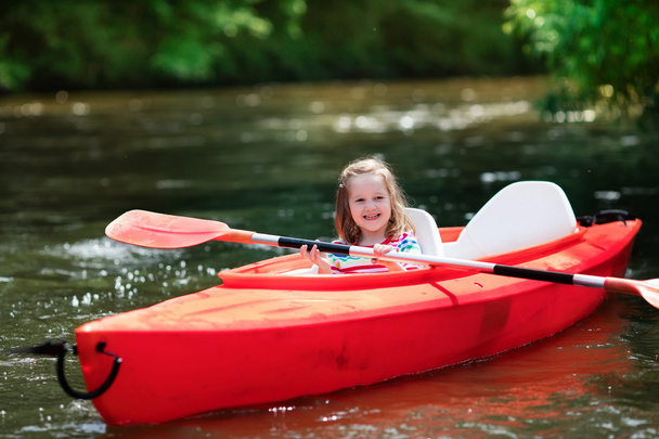 Bambina in kayak
 - Foto, immagini