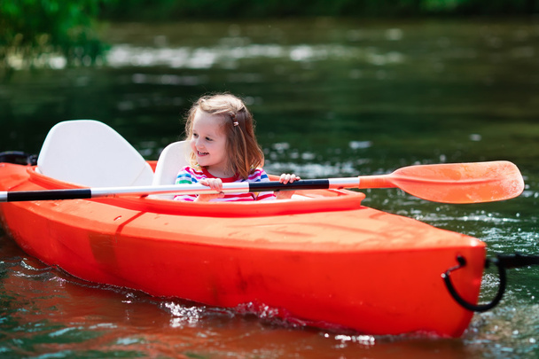 Petite fille en kayak
 - Photo, image
