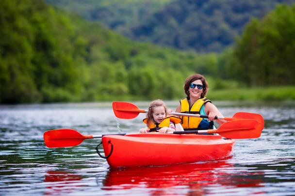 Madre e hijo en un kayak
 - Foto, Imagen