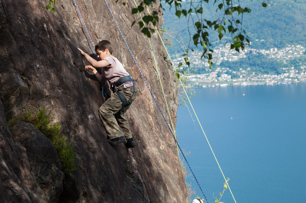 child climbs on rock wall - Zdjęcie, obraz