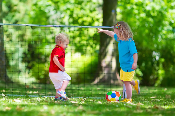Дети играют в футбол во дворе школы
 - Фото, изображение