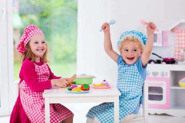 Kinderen spelen met speelgoed keuken - Foto, afbeelding