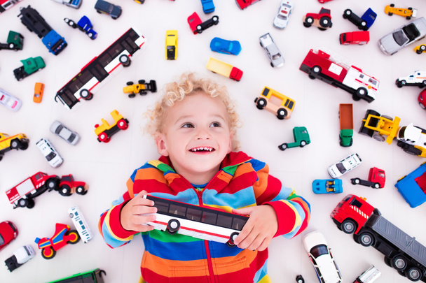 маленький хлопчик грає з іграшковими машинами
 - Фото, зображення