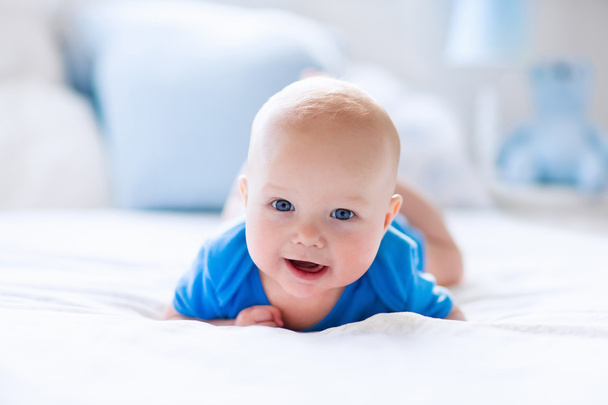 白い日当たりの良い寝室で男の子の赤ちゃん - 写真・画像