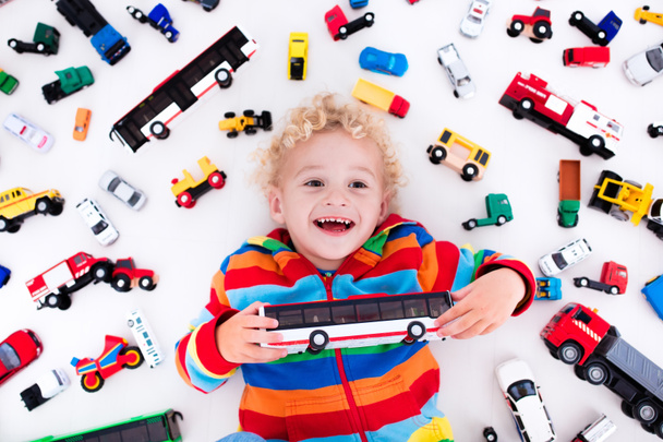 Mały chłopiec bawiący się zabawkowymi samochodami - Zdjęcie, obraz