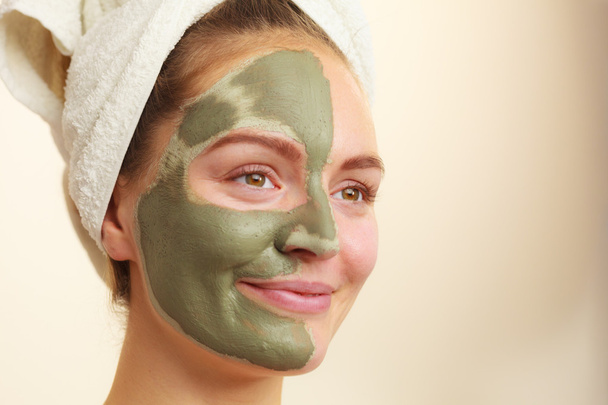 Cara de mujer con máscara de barro verde
  - Foto, imagen