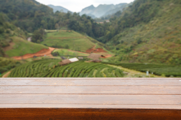 hnědé dřevo stolu na pozadí abstraktní zelené přírody bokeh  - Fotografie, Obrázek