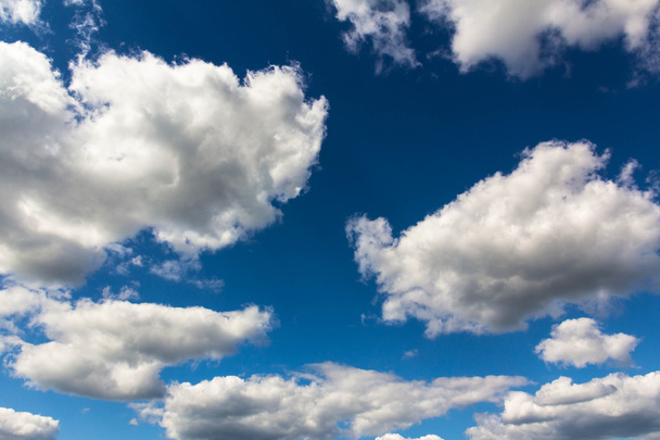 белые облака на голубом фоне неба в солнечный день
 - Фото, изображение