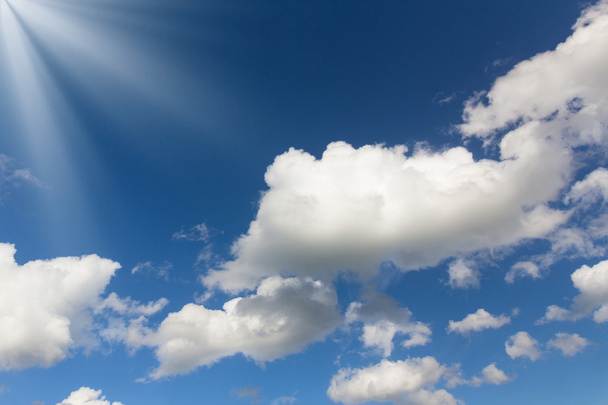 witte wolken op de blauwe hemelachtergrond op zonnige dag - Foto, afbeelding