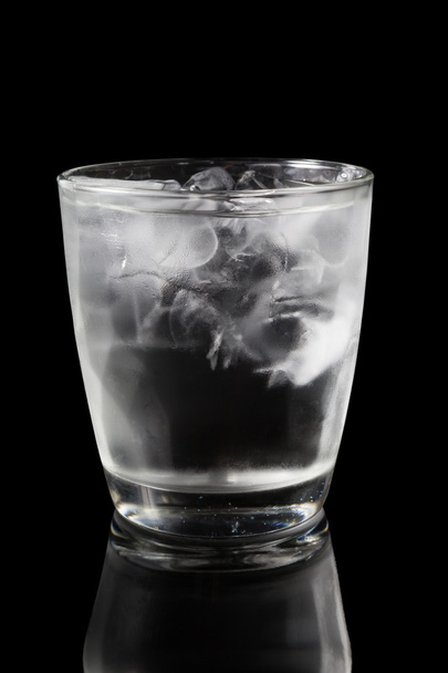 стакан воды со льдом - Фото, изображение