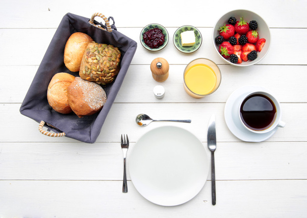 śniadanie delikatne o biały stół - Zdjęcie, obraz