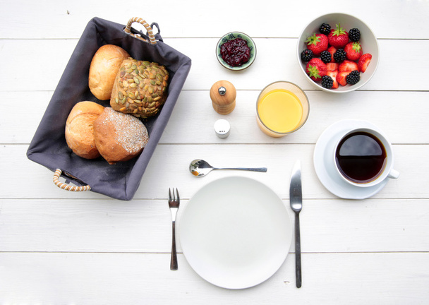 śniadanie delikatne o biały stół - Zdjęcie, obraz