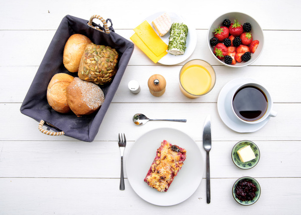 ніжний сніданок за білим столом
 - Фото, зображення