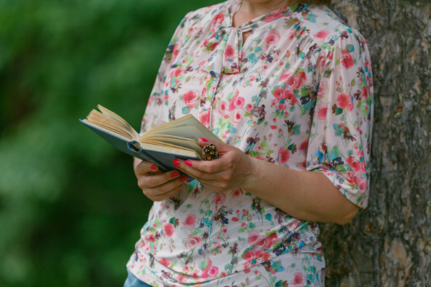 estudiante con un buen libro en el parque
 - Foto, imagen