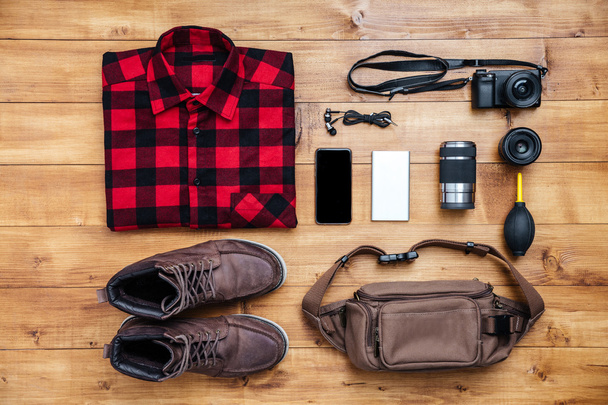 Concetto di viaggio stivali, camicia, macchina fotografica, cellulare, borsa, mp3
, - Foto, immagini