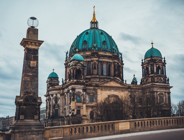 Catedral histórica de Berlín en el día nublado
 - Foto, imagen