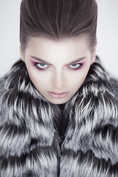 Fashionable gorgeous woman looking - winter style - Fotoğraf, Görsel