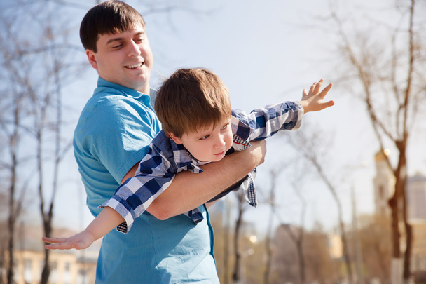 Сын на отцов в парке веселятся вместе
 - Фото, изображение