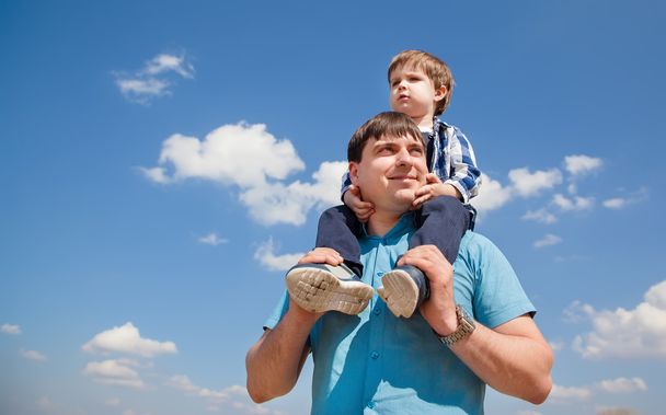 Jeune père et un petit fils sur fond de ciel
 - Photo, image
