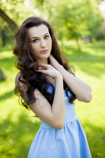 Portrait of a beautiful young Caucasian woman in a spring garden. - Foto, Bild