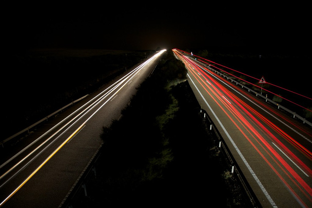 Vitesse dans la nuit de l'autoroute
 - Photo, image