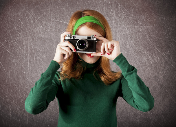 αμερικανική κοκκινομάλλα κοπέλα με κάμερα. - Φωτογραφία, εικόνα