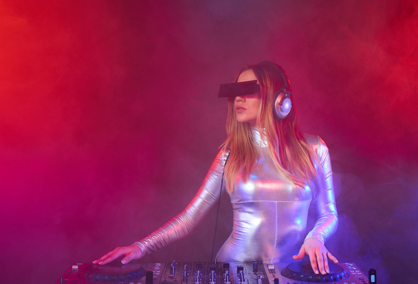 DJ girl on decks at the party - Fotografie, Obrázek