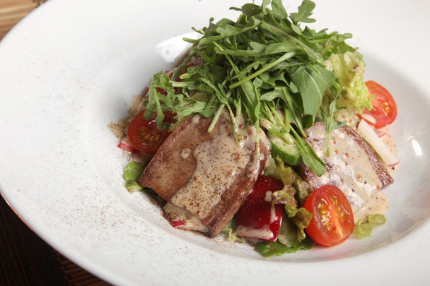saláta marhahús nyelv ázsiai stílusban tányéron - Fotó, kép