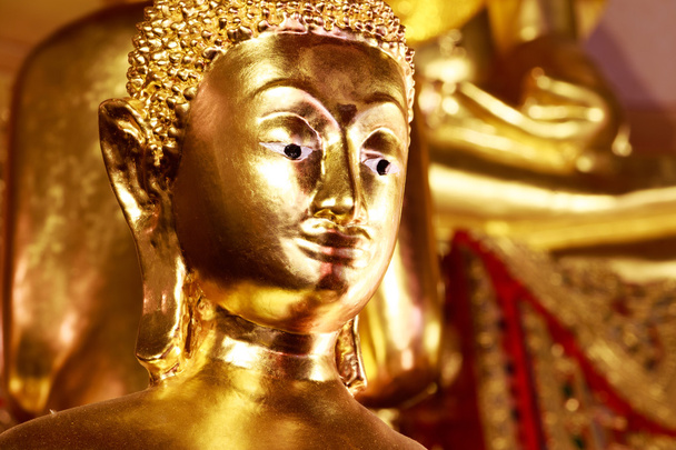 Αγάλματα του Βούδα, το πρόσωπό του χρυσού Βούδα, κλείστε το πρόσωπό του χρυσού Βούδα, Ταϊλάνδη, Ασία. - Φωτογραφία, εικόνα