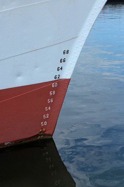 ドラフト スケールの番号と船の船首 - 写真・画像