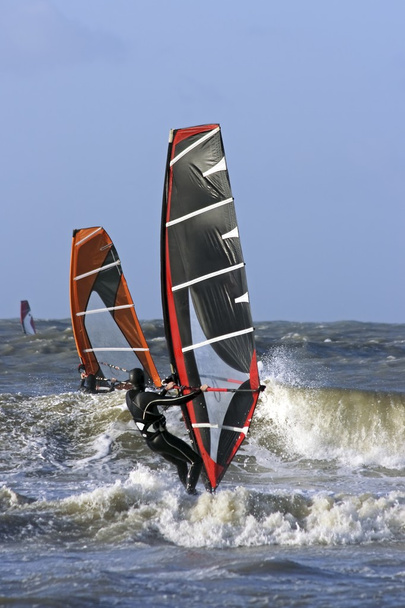 Windsurfer surfeando las olas en el mar del Norte en los Países Bajos
 - Foto, imagen