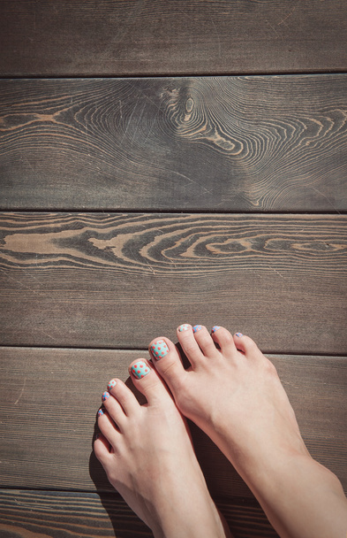Πόδια της γυναίκας στο ξύλινο πάτωμα - Φωτογραφία, εικόνα