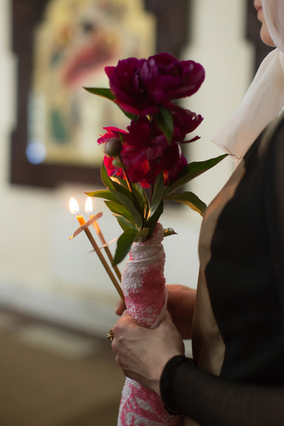 Kerzen während der orthodoxen Taufe - Foto, Bild