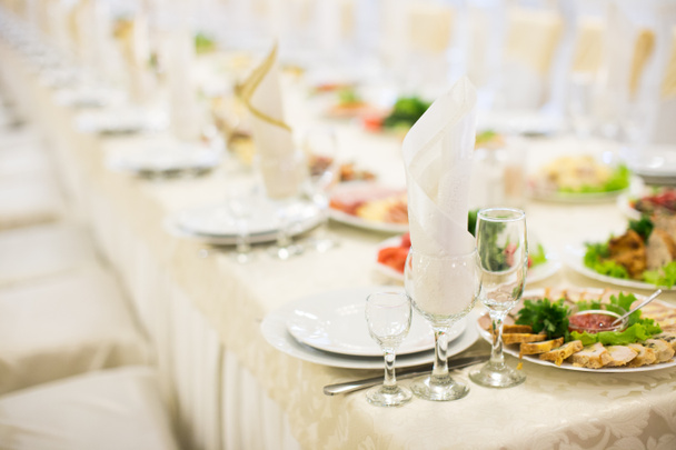 Table de banquet verre de réglage à la réception du soir
 - Photo, image