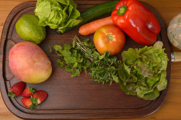 Frutas y verduras en tablero de madera
 - Foto, imagen